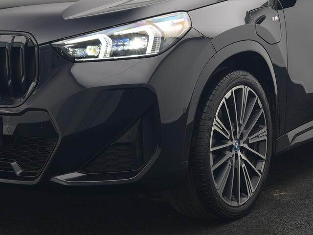 BMW X1 xDrive30e M Sport Plug In Hybrid 326pk Dealer O.H. PHEV | Panodak | Trekhaak af Fabriek | Lederen Sportstoelen Massage & Memory | Adaptive Cruise | 360 Camera | 20 "L.M | Harman / Kardon | Head Up | Keyless |