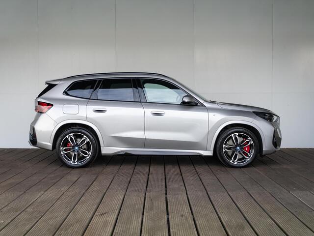 BMW X1 xDrive25e | M Sportpakket Pro | Innovation Pack | Comfort Access | Stoelverwarming | Head-Up Display | 19''