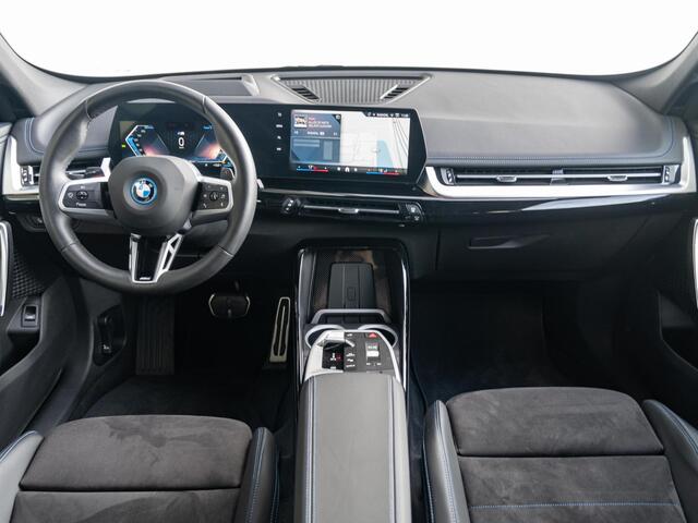 BMW X1 xDrive25e | M Sportpakket Pro | Innovation Pack | Comfort Access | Stoelverwarming | Head-Up Display | 19''