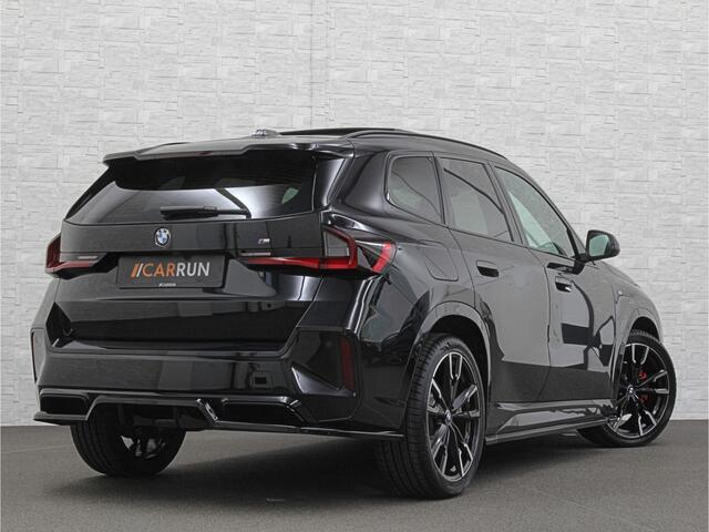 BMW X1 30e 313PK M-Sport Performance-Pack | 360 Camera | ACC | Panorama | Head-Up | 20'' | Keyless-Entry | LED Adaptief | Sfeerverlichting | Trekhaak 1800KG ! | Sportstoelen | Carplay | Black-Optic | Getint Glas | Stoelverwarming | DAB | Draadloos Laden | Fabrie