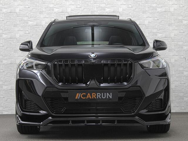 BMW X1 30e 313PK M-Sport Performance-Pack | 360 Camera | ACC | Panorama | Head-Up | 20'' | Keyless-Entry | LED Adaptief | Sfeerverlichting | Trekhaak 1800KG ! | Sportstoelen | Carplay | Black-Optic | Getint Glas | Stoelverwarming | DAB | Draadloos Laden | Fabrie