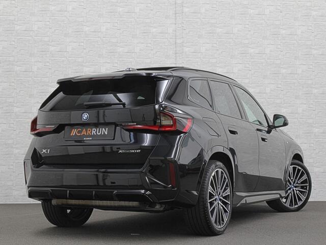 BMW X1 30e 313PK M-Sport | 360 Camera | ACC | Panorama | Head-Up | 20'' | Keyless-Entry | LED Adaptief | Sfeerverlichting | Trekhaak 1800kg | Sportstoelen | Carplay | Black-Optic | Getint Glas | Stoelverwarming | DAB | Draadloos Laden | Fabrieksgarantie |