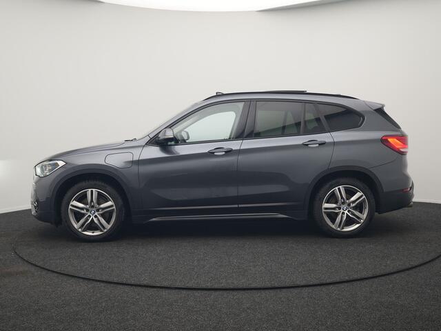 BMW X1 xDrive25e Sportline Plug in Hybrid 222pk Dealer O.H PHEV | Trekhaak Afn. | Panodak | Head Up | Lederen Sportstoelen Memory & Verwarmd | Camera | Apple Carplay | Keyless | Sfeerverlichting | Navigatie | DAB |