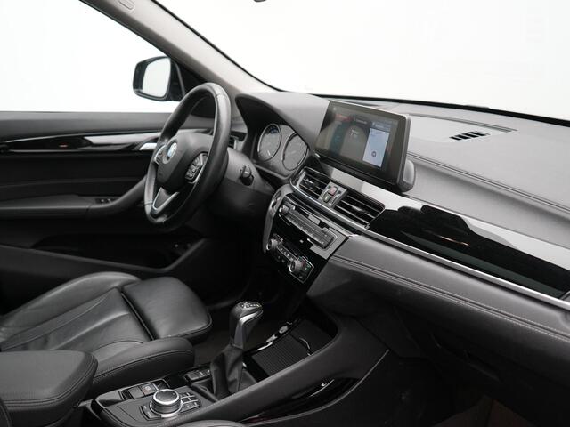 BMW X1 xDrive25e Sportline Plug in Hybrid 222pk Dealer O.H PHEV | Trekhaak Afn. | Panodak | Head Up | Lederen Sportstoelen Memory & Verwarmd | Camera | Apple Carplay | Keyless | Sfeerverlichting | Navigatie | DAB |