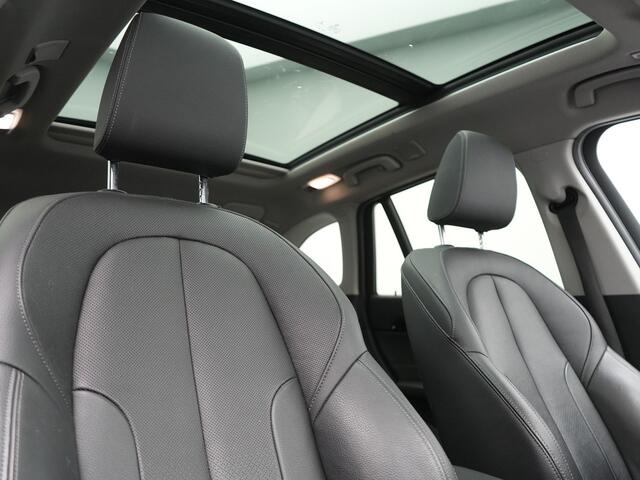 BMW X1 xDrive25e Sportline Plug in Hybrid 222pk Dealer O.H PHEV | Trekhaak Afn. | Panodak | Head Up | Lederen Sportstoelen Memory & Verwarmd | Camera | Apple Carplay | Keyless | Sfeerverlichting | Navigatie | DAB |