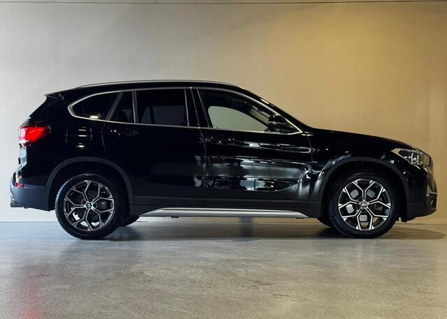 BMW X1 sDrive20i High Executive |Head-Up |Trekhaak |Sfeer |Dealer onderhouden