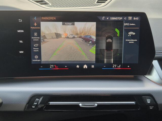 BMW X1 xDrive25e Automaat / Accu SOH 98.31% / M Sportpakket / Premium Pack / Driving Assistant Plus / EAER bereik 81 km bereik stad 101 km / Trekgewicht 1.700 kg / Apple Carplay Android Auto / Elektrische achterklep / Voorstoelen verwarmd / Achteruitrijcamera /