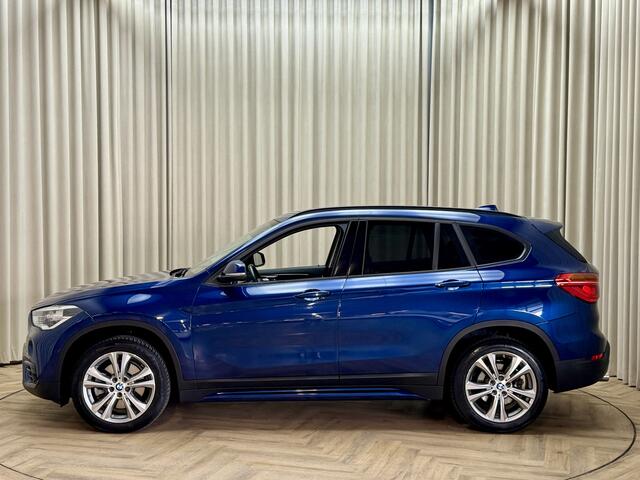 BMW X1 sDrive20i 192 PK Org.NL! / HUD / Naiv Pro / Keyless / Afn. Trekhaak / Camera / Leder / Stoelverwarming / LED / 18'' LMV