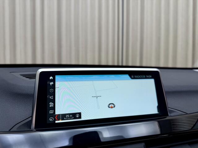 BMW X1 sDrive20i 192 PK Org.NL! / HUD / Naiv Pro / Keyless / Afn. Trekhaak / Camera / Leder / Stoelverwarming / LED / 18'' LMV