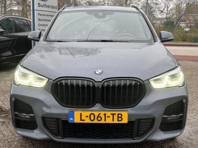 BMW X1 xDrive25e eDrive M Sport Plug-in Hybride | PHEV | 220pk | Panoramadak | Storm Bay Metallic | 19 inch | M Pakket | Camera | Sportstoelen | Led verlichting | Head Up Display | Shadowline Exterieur