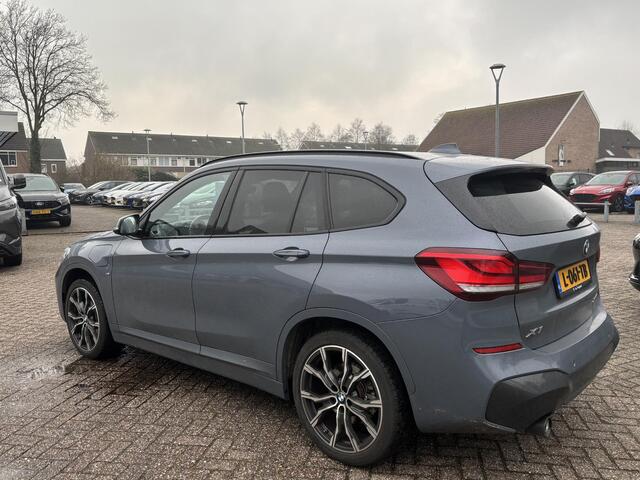 BMW X1 xDrive25e eDrive M Sport Plug-in Hybride | PHEV | 220pk | Panoramadak | Storm Bay Metallic | 19 inch | M Pakket | Camera | Sportstoelen | Led verlichting | Head Up Display | Shadowline Exterieur