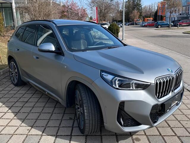 BMW X1 xDrive30e M-SPORT ** FROZEN GREY / MOKKA LEDER, FULL OPTIONS, PANO, TREKH, 20-inch LMV, INNOVATION ** Ex BMW-AG ** ** INFORMEER OOK NAAR ONZE AANTREKKELIJKE FINANCIAL-LEASE TARIEVEN **