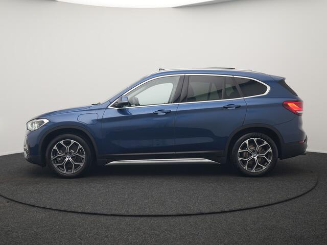 BMW X1 xDrive25e X Line PHEV 221pk Dealer O.H. | Panodak | Head Up | Camera | Sfeerverlichting | Sportstoelen & Stuur Verwarmd | Apple Carplay | Keyless | Navigatie | Cruise Control | DAB | Plug In Hybrid |