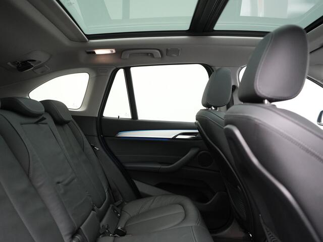 BMW X1 xDrive25e X Line PHEV 221pk Dealer O.H. | Panodak | Head Up | Camera | Sfeerverlichting | Sportstoelen & Stuur Verwarmd | Apple Carplay | Keyless | Navigatie | Cruise Control | DAB | Plug In Hybrid |