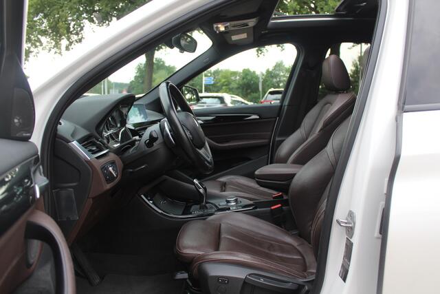 BMW X1 xDrive20i High Executive / Panoramadak / Head-up / Bruin Leder / 19'' / Navigatie / Sportstoelen / Stoelverwarming / Cruise Control