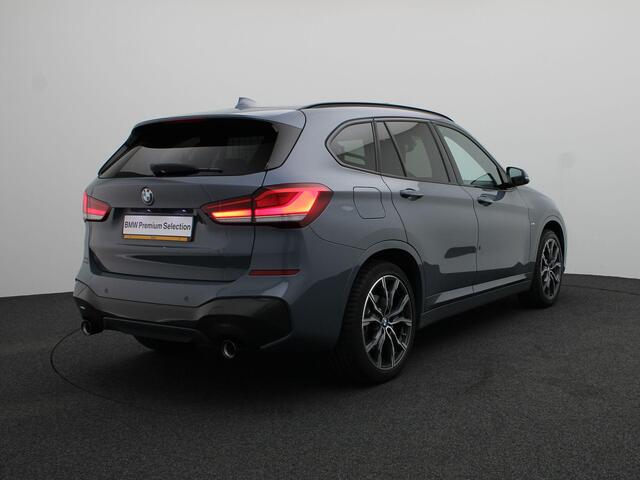 BMW X1 sDrive20i High Executive | M Sportpakket | Parking Pack | Trekhaak | Panoramadak | Laserlicht | Head Up Display | DAB | HiFi | Apple Carplay | 19''