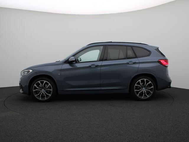 BMW X1 sDrive20i High Executive | M Sportpakket | Parking Pack | Trekhaak | Panoramadak | Laserlicht | Head Up Display | DAB | HiFi | Apple Carplay | 19''