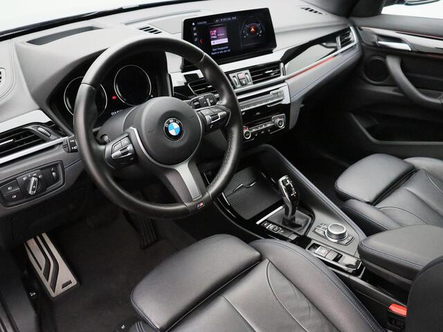 BMW X1 sDrive20i High Executive | M Sportpakket | Parking Pack | Trekhaak | Panoramadak | Laserlicht | Head Up Display | DAB | HiFi | Apple Carplay | 19''