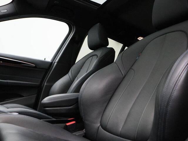 BMW X1 sDrive20i High Executive | M Sportpakket | Parking Pack | Trekhaak | Panoramadak | Laserlicht | Head Up Display | DAB | HiFi | Apple Carplay | 19''