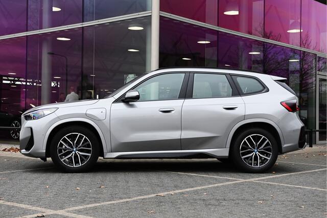 BMW X1 xDrive25e M Sport Automaat / Sportstoelen / Comfort Access / Achteruitrijcamera / M Adaptief onderstel / Adaptieve LED