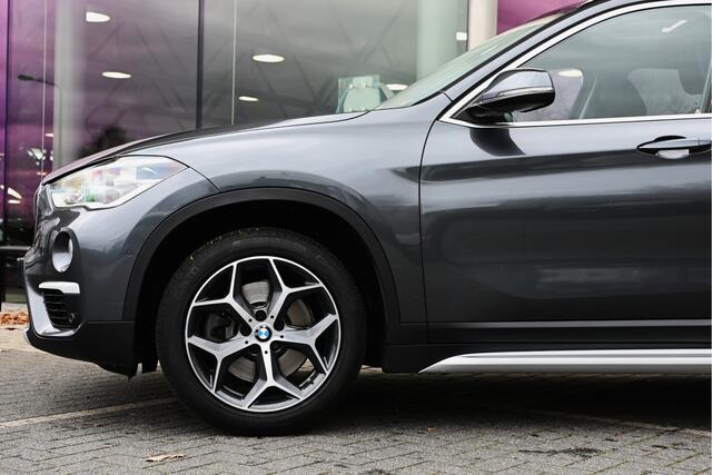 BMW X1 sDrive20i High Executive xLine Automaat / Trekhaak / Panoramadak / Sportstoelen / Achteruitrijcamera / Head-Up / Cruise Control / Stoelverwarming