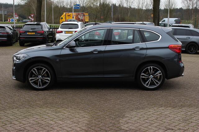 BMW X1 sDrive20i High Executive Edition M Sport / Trekhaak / Panoramadak / Camera / Leder / Head-up / 19'' / Navigatie / DAB / Cruise Control