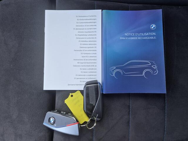 BMW X1 xDrive25e M-Sport Automaat / Accu SOH 93,97% / Elektrische wegklapbare trekhaak / Dealer onderhouden / Trekgewicht 1.700 kg / Apple Carplay Android Auto / head-up display / Rondomzicht camera / Voorstoelen verwarmd /