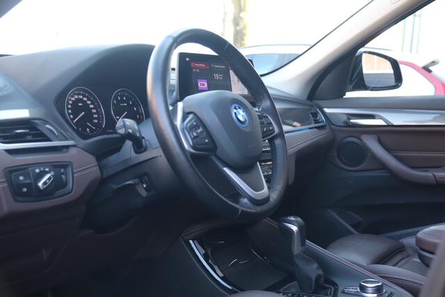 BMW X1 xDrive25e Business Edition Plus, Stoelverwarming, Stuurverwarmd, Camera, Pano, Navi