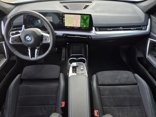 BMW X1 xDrive25e M-Sport Automaat / Accu SOH 98,25% / Elektrisch wegklapbare trekhaak / Trekgewicht 1.700 kg / Voorstoelen verwarmd / Apple Carplay Android Auto / Elektrische achterklep / Adaptief cruise control /