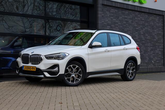 BMW X1 sDrive20i Executive Edition | NAP! | DEALER.OND | PANO | HUD | TREKHAAK | STOELVERWARMING |