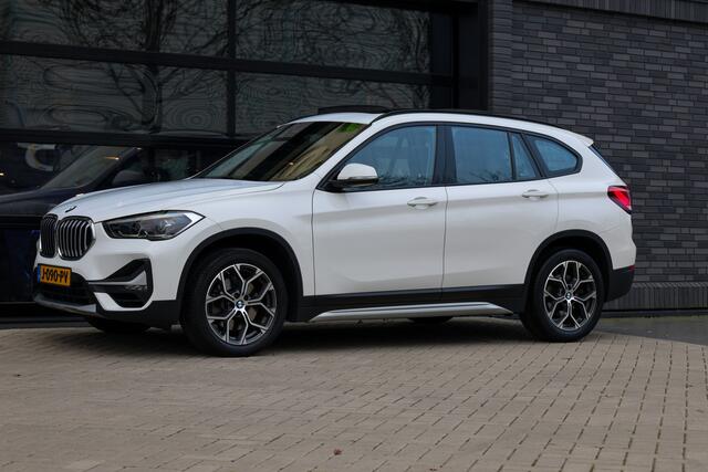 BMW X1 sDrive20i Executive Edition | NAP! | DEALER.OND | PANO | HUD | TREKHAAK | STOELVERWARMING |