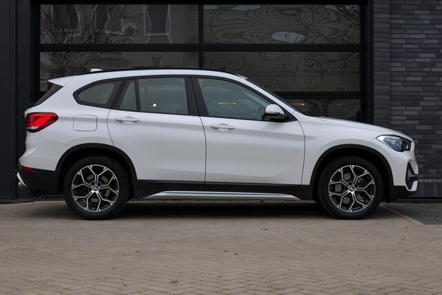 BMW X1 sDrive20i Executive Edition | NAP! | DEALER.OND | PANO | HUD | TREKHAAK | STOELVERWARMING |