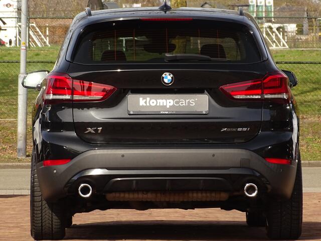 BMW X1 xDrive25i | All Black | HUD | Trekhk. 13P | Keyless "Uitschuifb.A-bank | 25"Nav-scherm