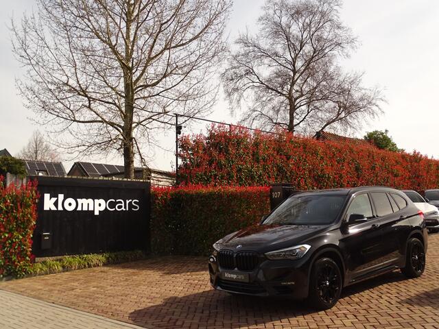BMW X1 xDrive25i | All Black | HUD | Trekhk. 13P | Keyless "Uitschuifb.A-bank | 25"Nav-scherm