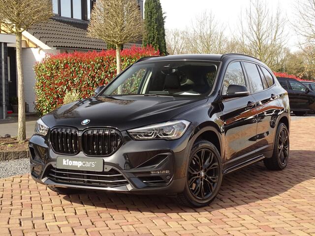 BMW X1 xDrive25i | All Black | HUD | Trekhk. 13P | Keyless "Uitschuifb.A-bank | 25"Nav-scherm