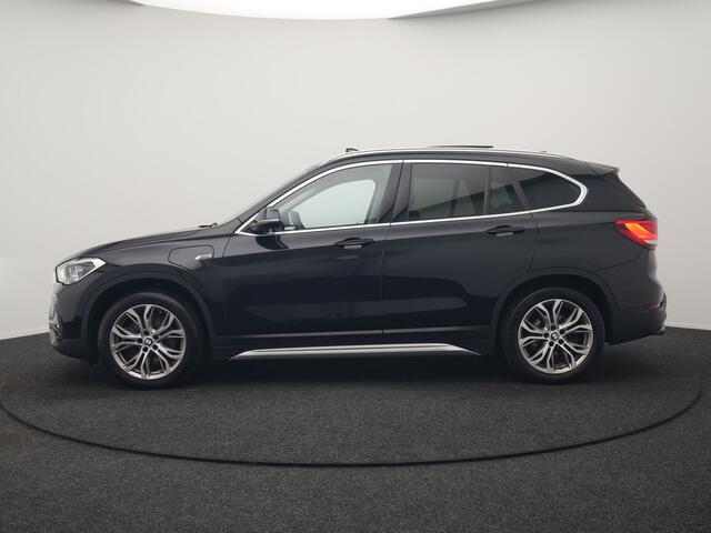 BMW X1 xDrive25e XLine PHEV 221pk Dealer O.H. | Trekhaak Afn. | Panodak | Adaptive Cruise | Camera | Lederen Sportstoelen & Stuur Verwarmd | Keyless | Apple Carplay | Hifi Audio | Navigatie | DAB | 18"L.M | Plug In Hybrid