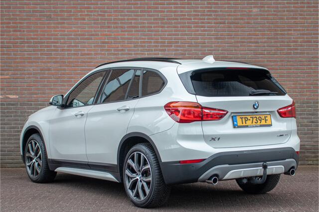 BMW X1 sDrive20i High Executive, 63.000km NAP, Sport Line, Panoramadak, Camera, Trekhaak, Leder, Head-up, Stoelverwarming.