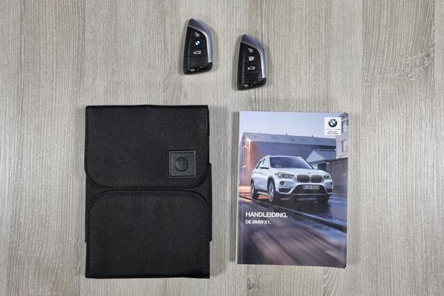 BMW X1 sDrive20i High Executive, 63.000km NAP, Sport Line, Panoramadak, Camera, Trekhaak, Leder, Head-up, Stoelverwarming.