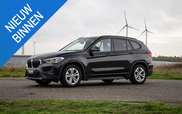 BMW X1 xDrive25e Executive CAMERA / CARPLAY / HEAD UP DISPLAY / LEDER / LED / CRUISE CONTROLE / STOELVERWARMING
