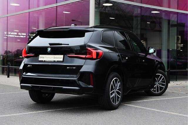 BMW X1 sDrive18i M Sport Automaat / Panoramadak / Sportstoelen / M Adaptief onderstel / Achteruitrijcamera