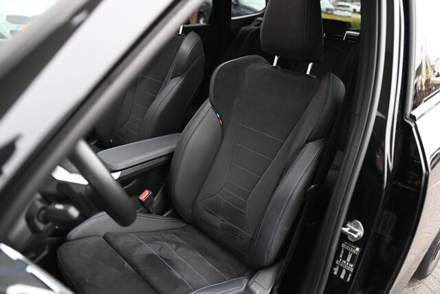 BMW X1 sDrive18i M Sport Automaat / Panoramadak / Sportstoelen / M Adaptief onderstel / Achteruitrijcamera