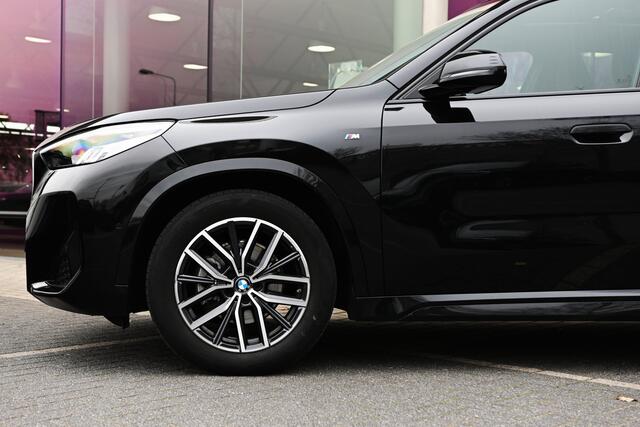 BMW X1 sDrive18i M Sport Automaat / Panoramadak / Sportstoelen / M Adaptief onderstel / Achteruitrijcamera