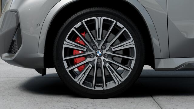 BMW X1 xDrive25e High Executive M Sport Automaat / Panoramadak / Trekhaak / Sportstoelen / M Adaptief onderstel / Adaptieve LED / Parking Assistant Plus / Comfort Access