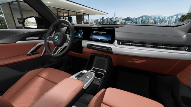 BMW X1 xDrive25e High Executive M Sport Automaat / Panoramadak / Trekhaak / Sportstoelen / Head-Up / M Adaptief onderstel / Parking Assistant Plus / Comfort Access