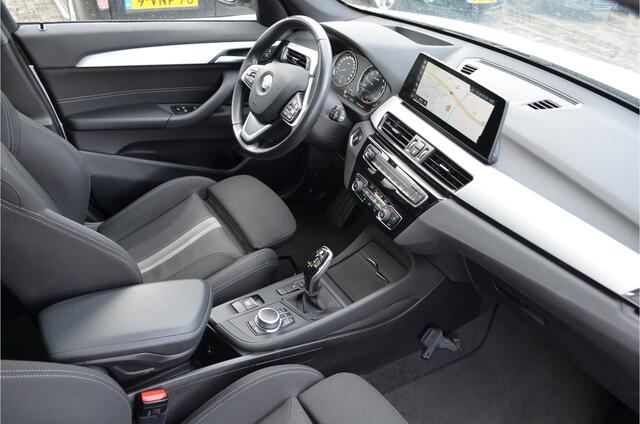 BMW X1 sDrive20i 180pk Automaat | Panoramdak | Carplay | Head Up | Achteruitrij camera |Stoelverwarming | Dealer Metallic Lak