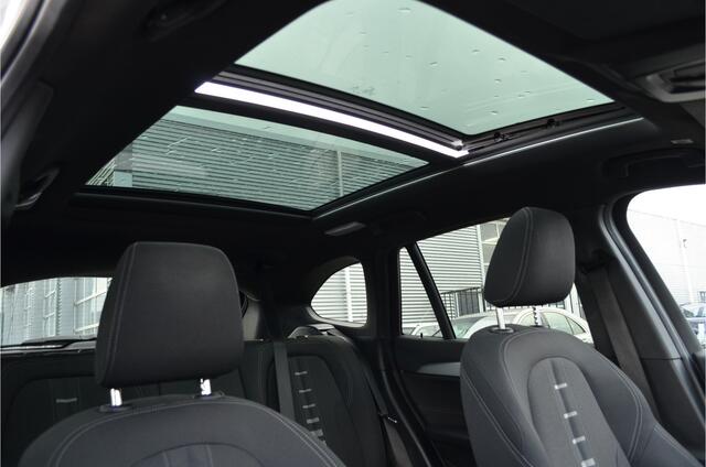 BMW X1 sDrive20i 180pk Automaat | Panoramdak | Carplay | Head Up | Achteruitrij camera |Stoelverwarming | Dealer Metallic Lak