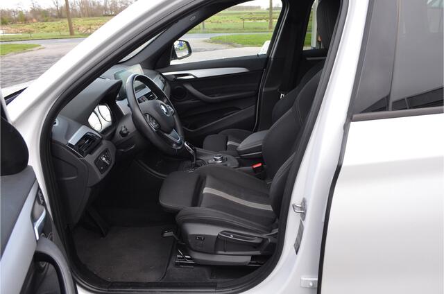 BMW X1 sDrive20i 180pk Automaat | Panoramdak | Carplay | Head Up | Achteruitrij camera |Stoelverwarming | Dealer Metallic Lak