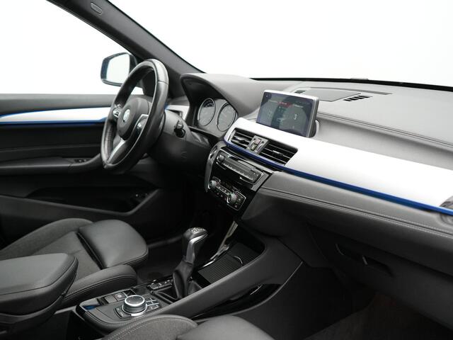 BMW X1 xDrive25e M Sport PHEV 221pk Dealer O.H | Trekhaak Afn. | Panodak | Camera | Sportstoelen & Sportstuur Verwarmd | Hifi Audio | Cruise Control | Sfeerverlichting | Navigatie | DAB | 19"L.M | Plug In Hybrid |