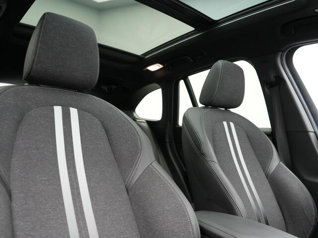 BMW X1 xDrive25e M Sport PHEV 221pk Dealer O.H | Trekhaak Afn. | Panodak | Camera | Sportstoelen & Sportstuur Verwarmd | Hifi Audio | Cruise Control | Sfeerverlichting | Navigatie | DAB | 19"L.M | Plug In Hybrid |