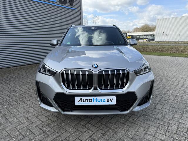 BMW X1 sDrive20i M Sport Panoramadak Stuurwielverwarming Massage 19 Inch Keyless Entry ACC Harman-Kardon Sound 360 Gr Camera Keyless Entry Head-Up Display